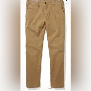 Men’s AERelaxed through the thigh, straight through the knee and leg.